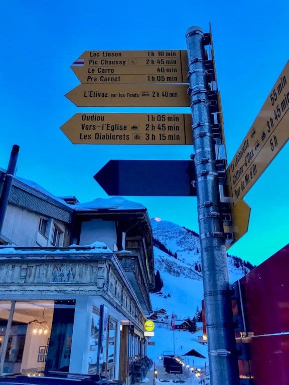 Panneaux d'indications au col des Mosses en Suisse.