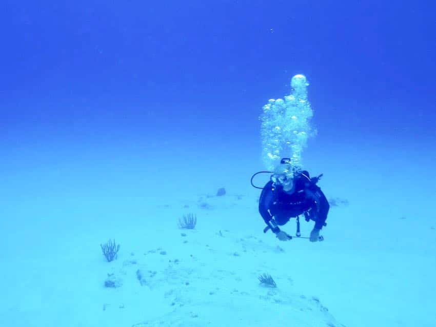 Un plongeur seul au milieu de l'océan