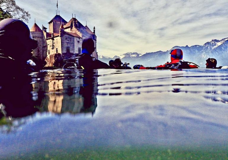 Plongeurs se préparant à s'immerger devant le chateau de Chillon