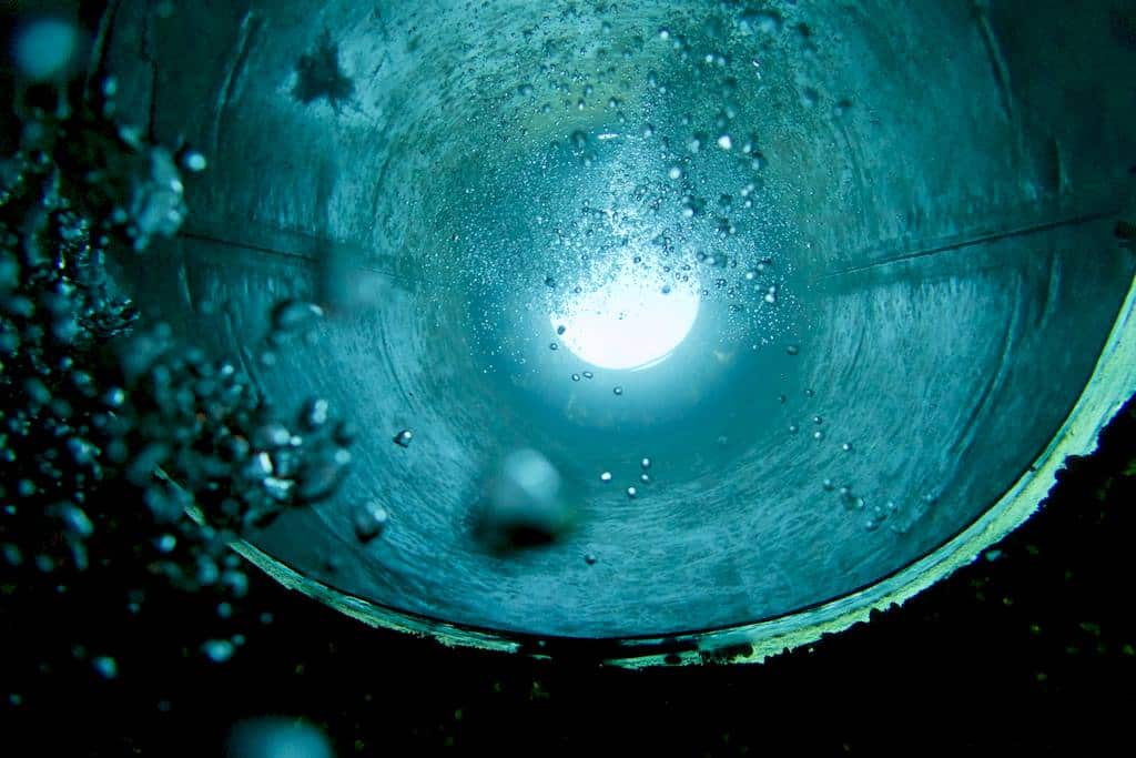 Des bulles remontent à l'intérieur du silo
