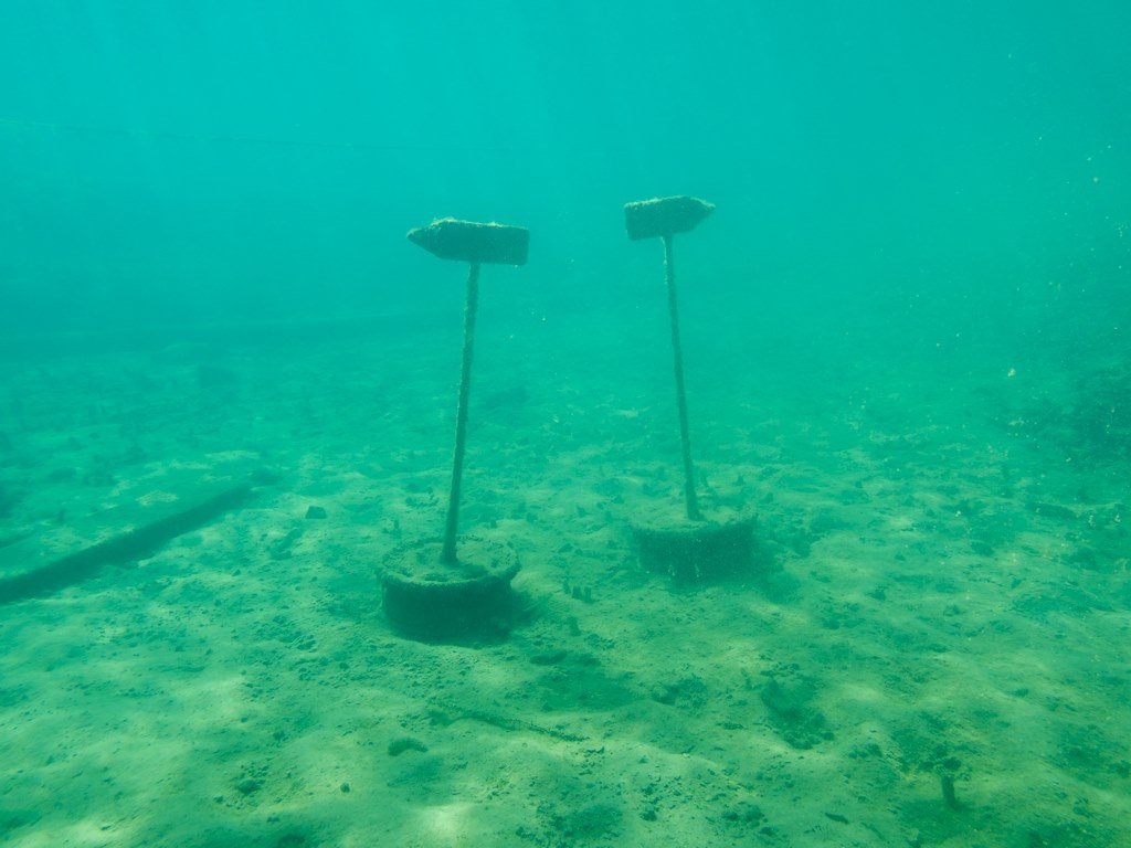 Des panneaux indicateurs sous l'eau