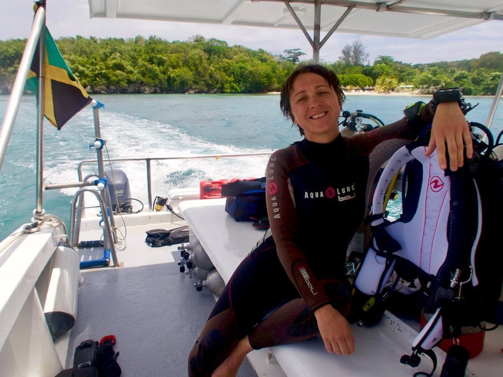Hélène sur le bateau lors d'un séjour pour plonger en Jamaïque
