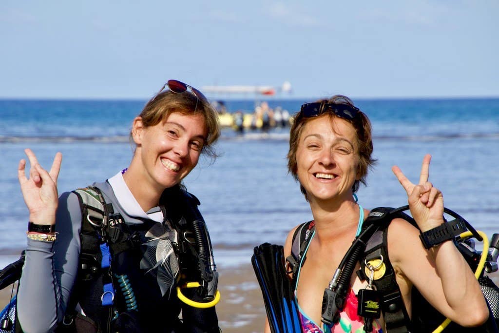 Hélène et Moray Eel s'apprêtent à plonger au sud de Mayotte