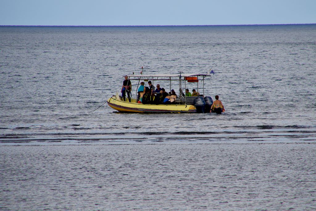 Le bateau du club Abalone s'apprête à emmener les personnes plonger au sud de Mayotte