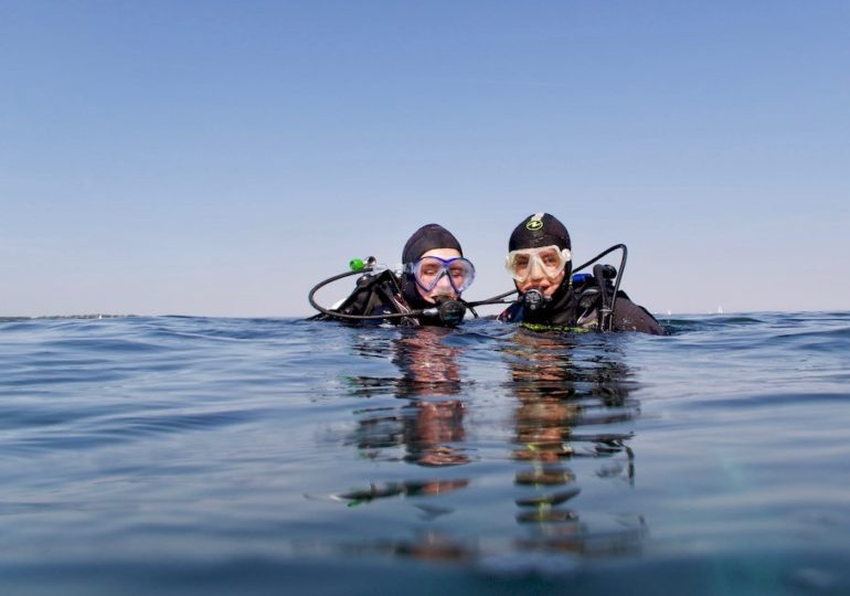 Deux jeunes en plongée en Zélande