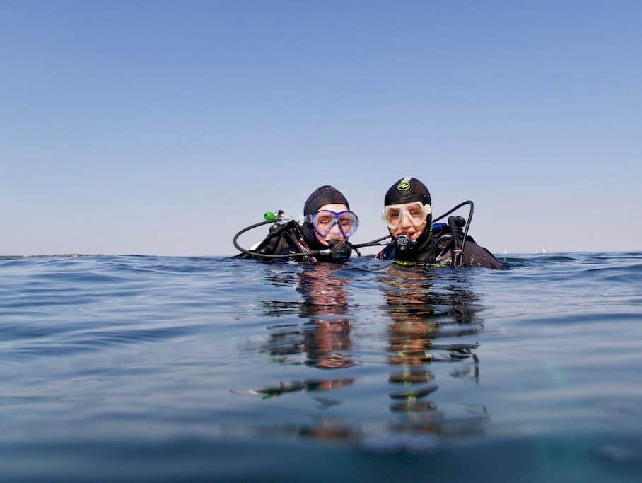Deux jeunes en plongée en Zélande