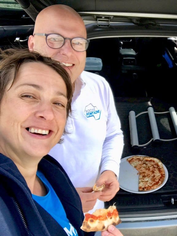Thierry Hustin et Hélène Adam déguste une pizza