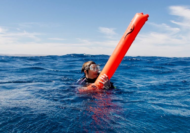 Un plongeur perdu en mer accroché à son parachute de palier
