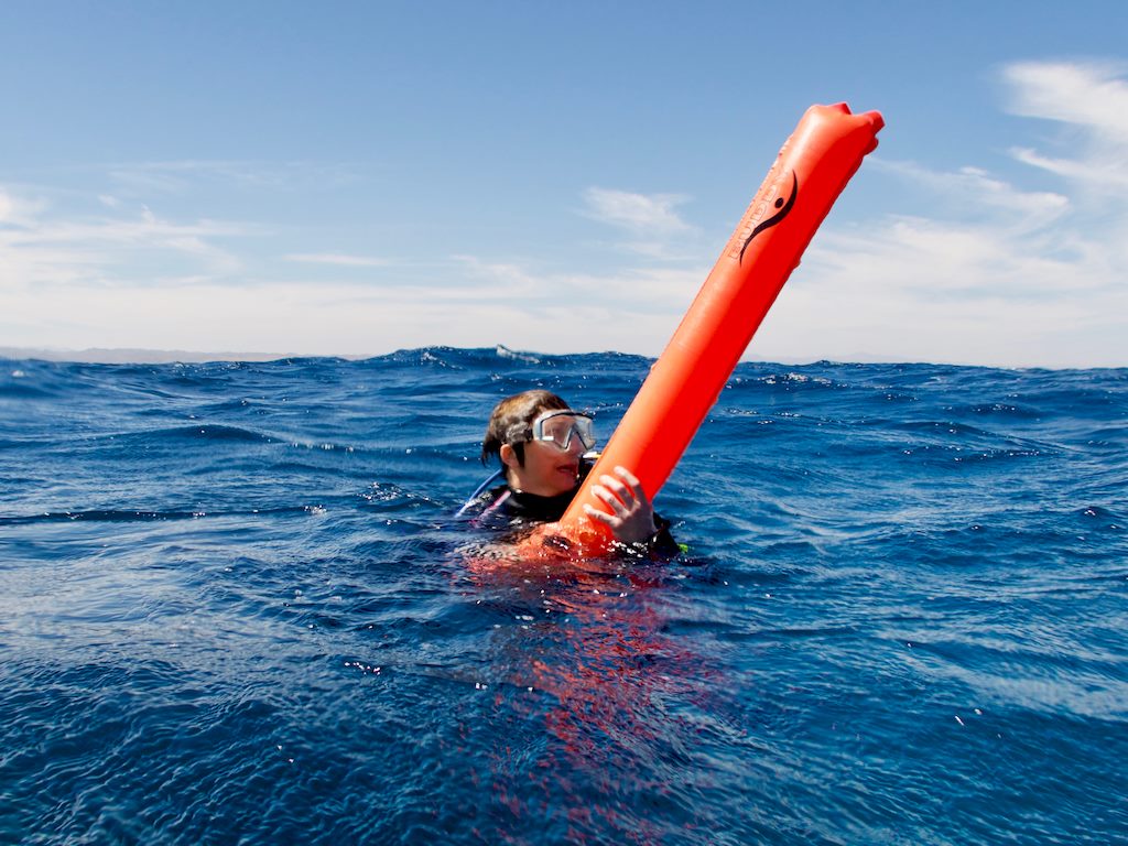 Un plongeur perdu en mer accroché à son parachute de palier