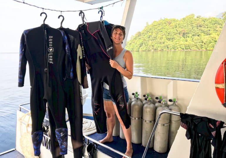 Il est important de savoir comment s'équiper sur un bateau de manière à garantir la facilité et l'aisance comme Hélène ici sur un bateau en Indonésie