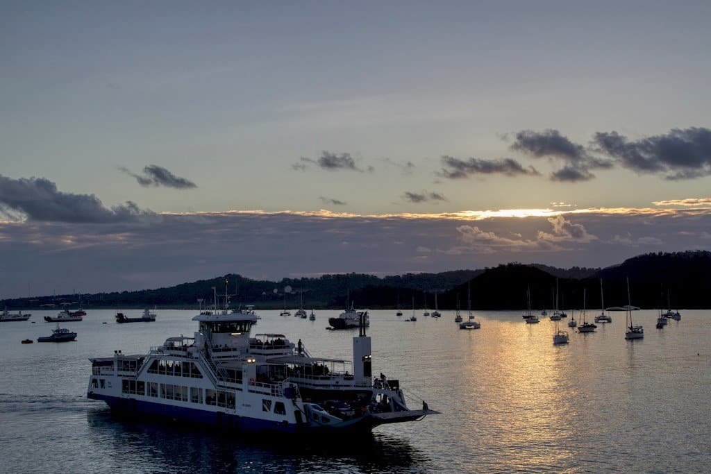 Pour aller plonger à Mayotte, il faut d'abord rejoindre Grande Terre en prenant le ferry