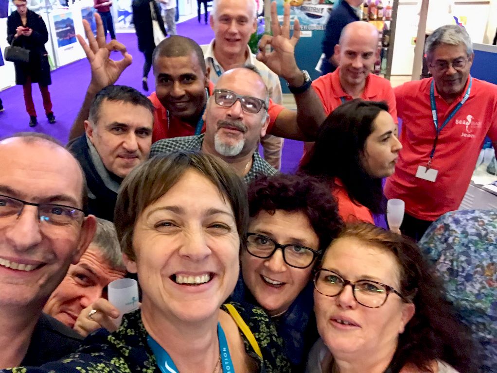 Hélène au Salon de la Plongée 2020 avec un groupe de lecteurs