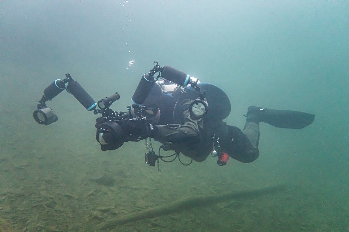 Laurent Miroult réalise une photo sous l'eau lors d'une plongée à Rochefontaine