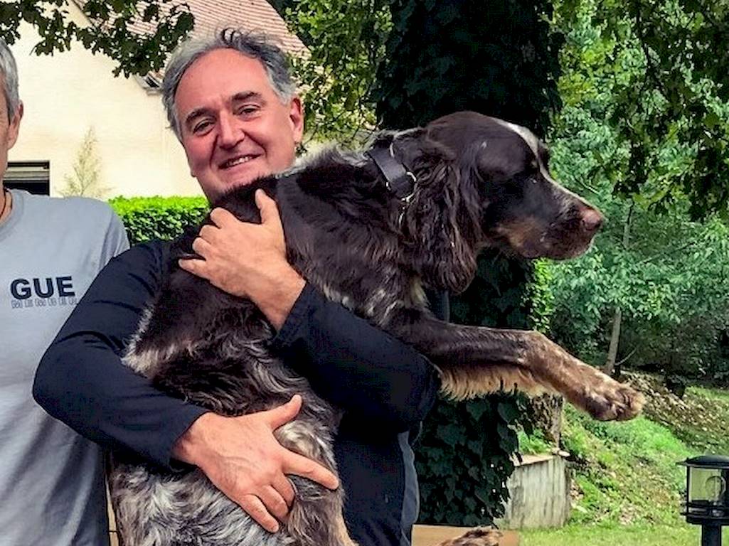 Laurent tient un chien dans ses bras