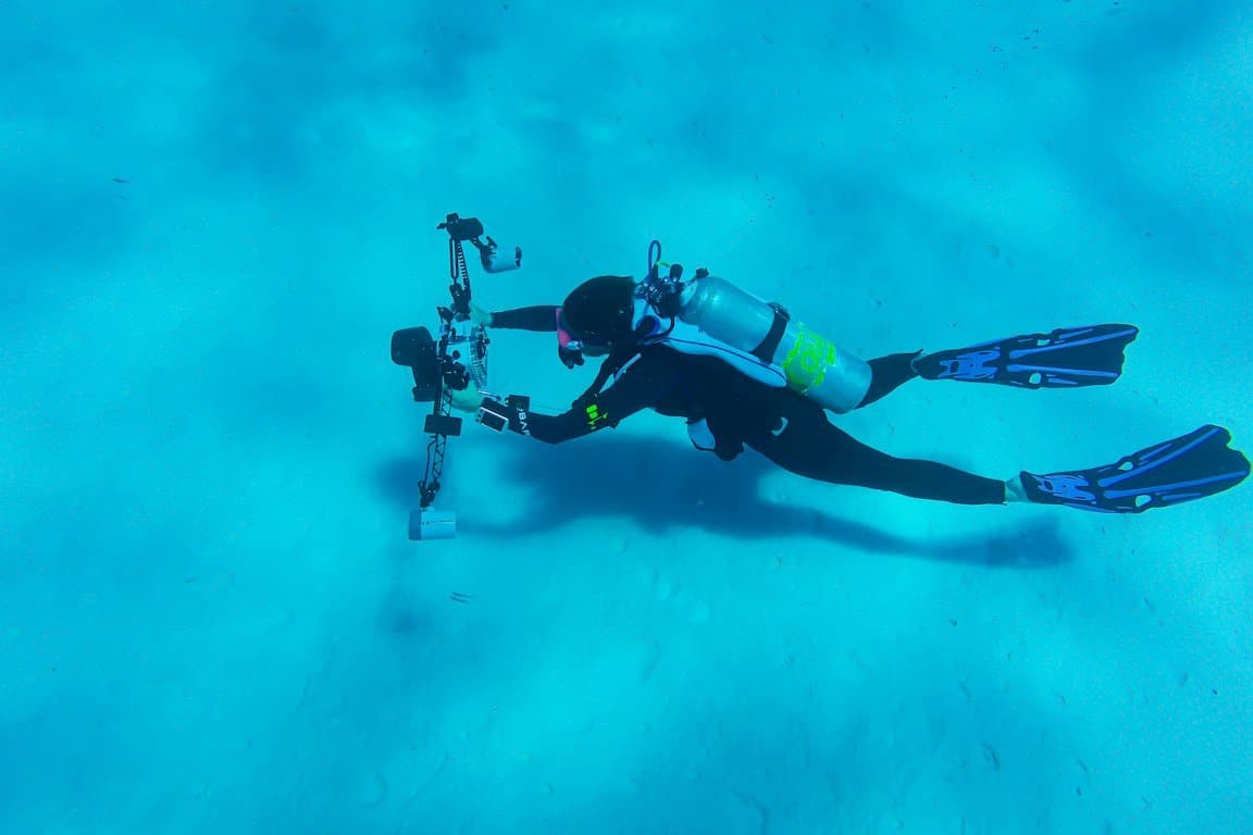 De plus en plus de gens aiment faire de la photo sous-marine comme cette femme dans les eaux chaudes de la caraïbe