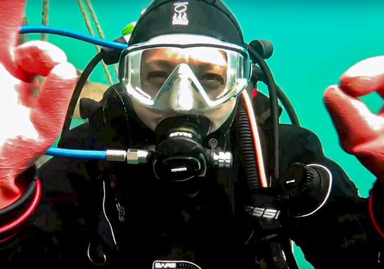 Les raisons qui font plonger peuvent être le plaisir de pratiquer une activité sous-marine comme c'est le cas pour cette plongeuse en eau froide.