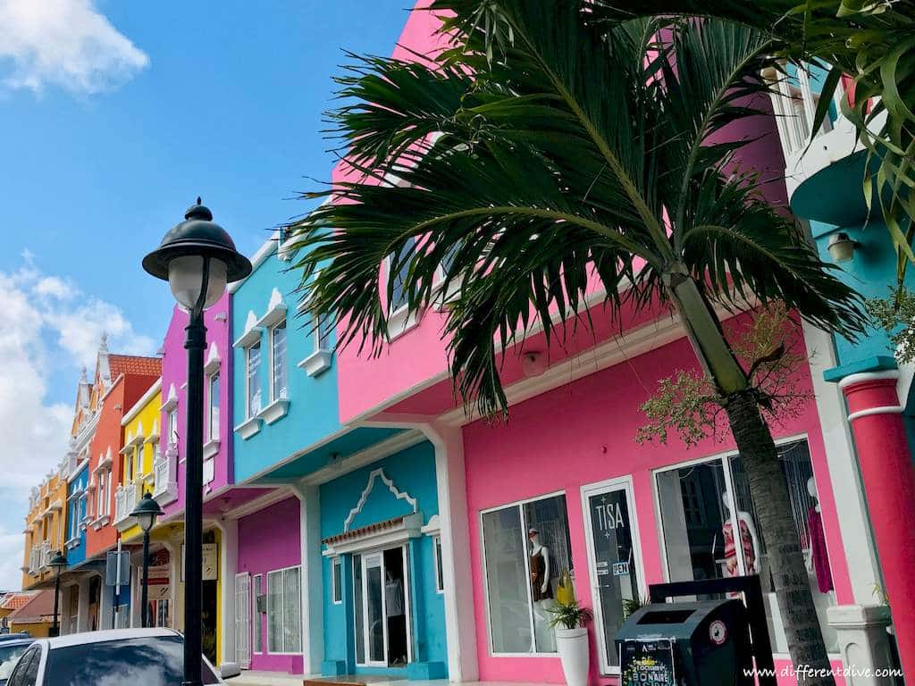 Les façades colorées des maisons à Kralendijk la capitale de Bonaire.