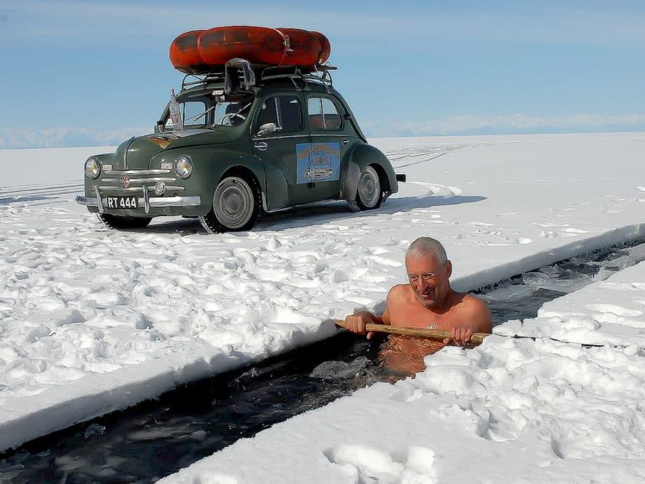 Un homme s'immerge dans l'eau gelée du la Baikal.
