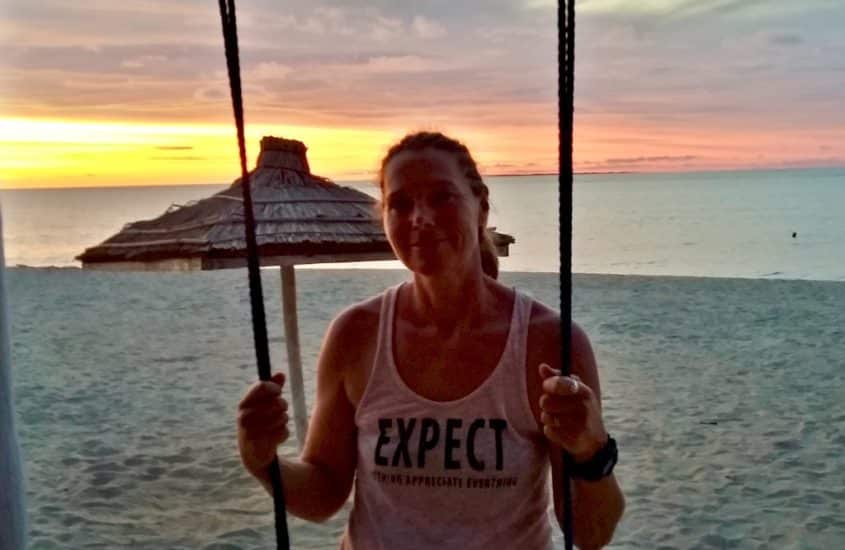 Lisa devant une plage qui a inspiré le livre Le mystère de la pirogue engloutie.