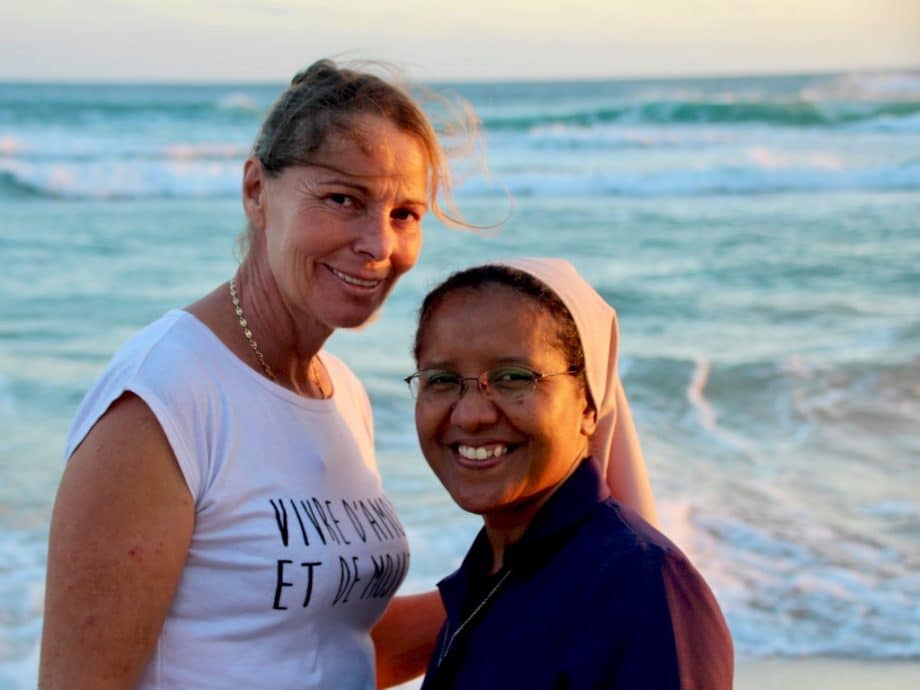 Lisa Martinez et une soeur au bord de l'océan.
