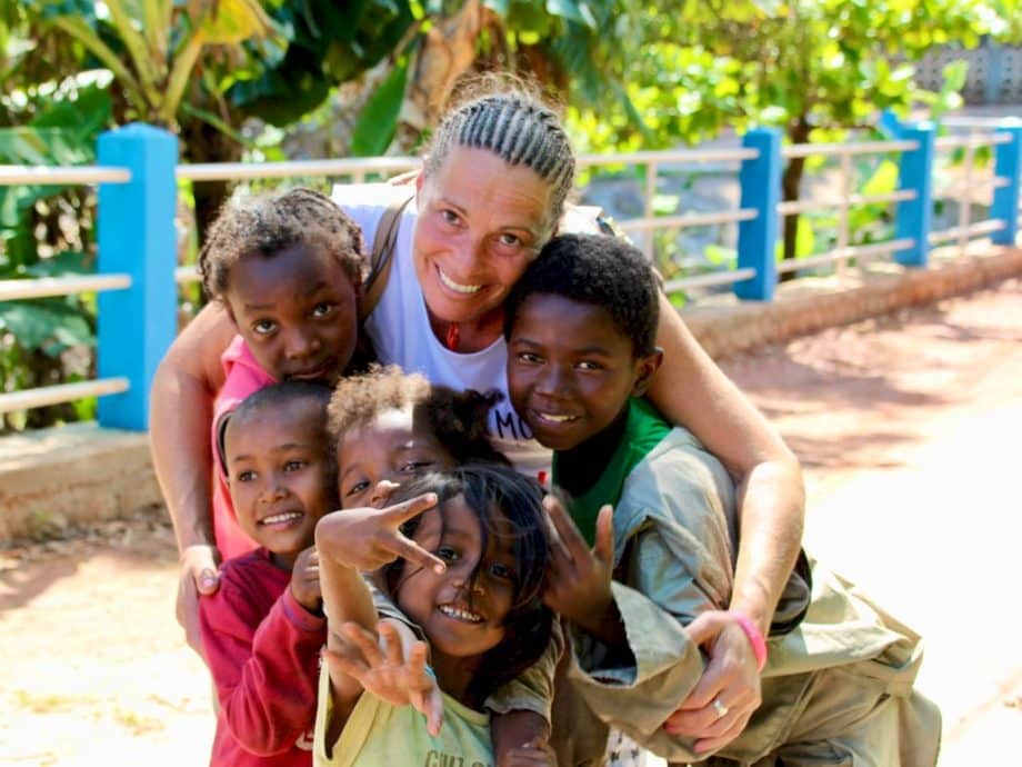 Lisa avec des enfants comme dans le roman Le mystère de la pirogue engloutie.