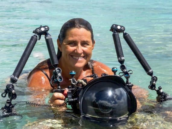 Emmanuelle Camallongua dans l'eau avec son matériel de photo sous-marine.