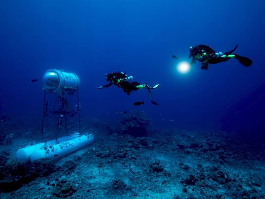 Deux plongeurs près de la capsule de la mission Under The pole