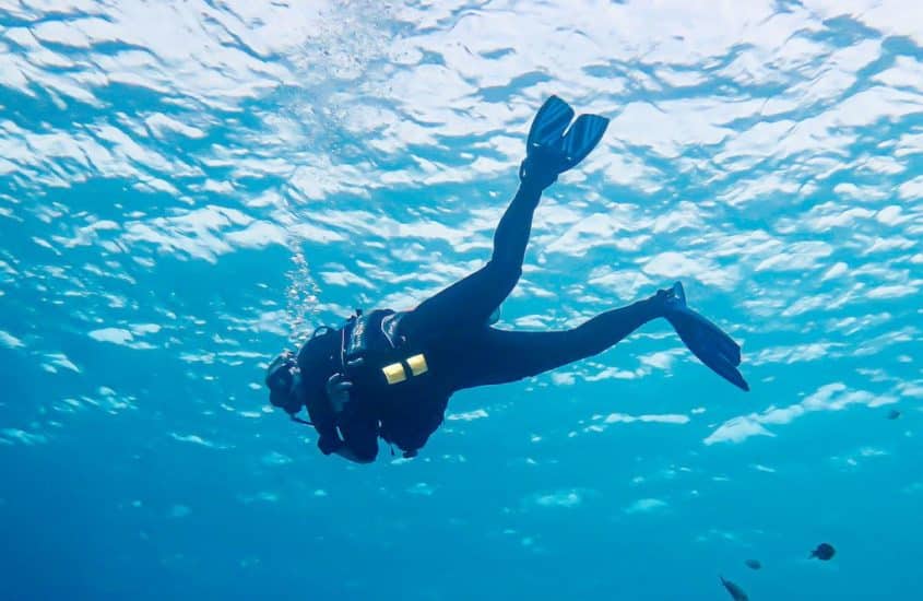 Les pires profils de plongeurs se rencontrent partout autour du monde comme pour ce plongeur en pleine eau à Bonaire.