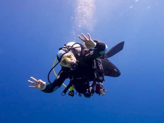 Pas facile de savoir comment débuter la plongée lorsque l'on démarre comme ce plongeur dans les eaux chaudes d'Egypte.