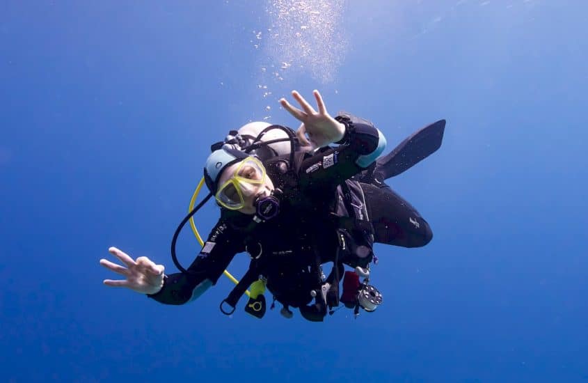 Pas facile de savoir comment débuter la plongée lorsque l'on démarre comme ce plongeur dans les eaux chaudes d'Egypte.
