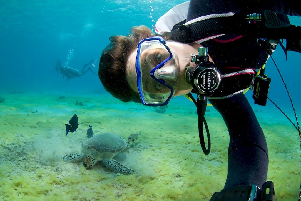 Hélène Adam profite de plonger au Salt Pier à Bonaire pour faire un selfie avec une tortue.
