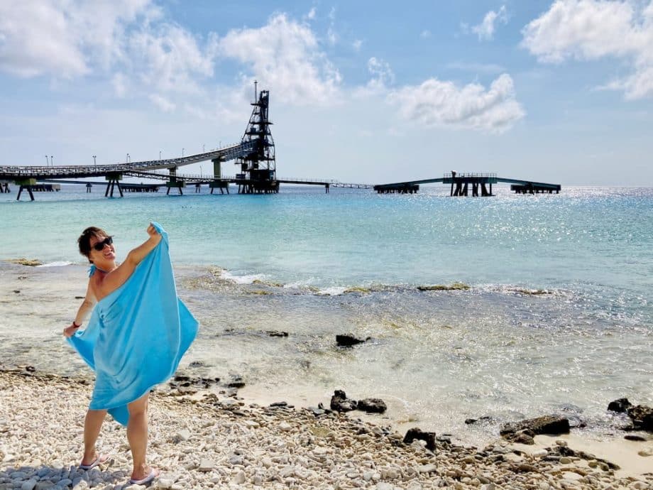 Hélène Adam devant le site de plongée du Salt Pier à Bonaire