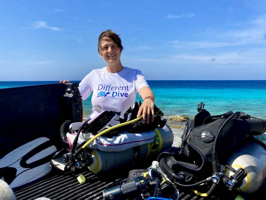 Hélène Adam prête à plonger devant la mer de Bonaire