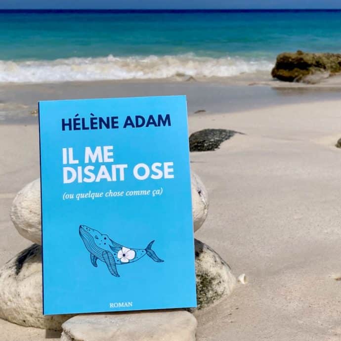 Le nouveau roman "Il me disait ose (ou quelque chose comme ça)" de Hélène Adam avec sa jolie couverture bleu près de la mer.