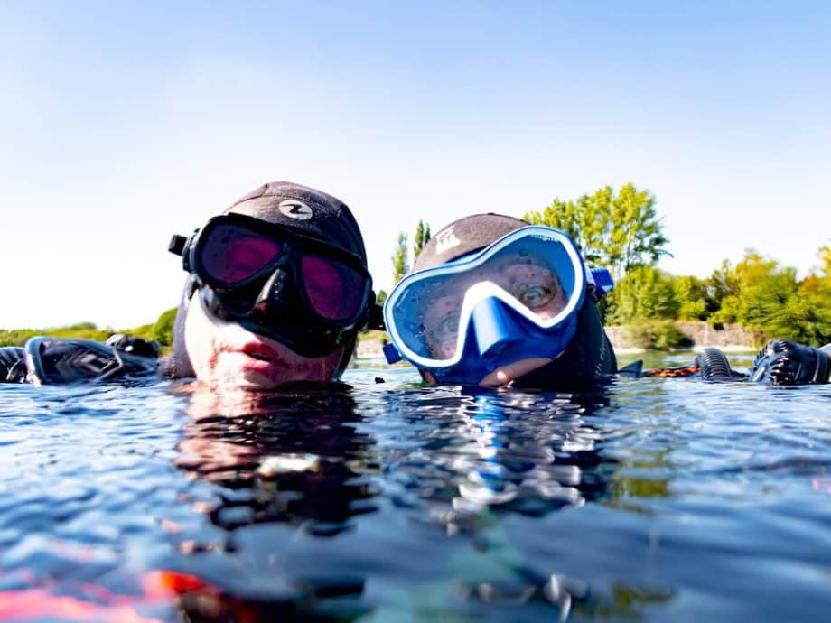 John et Hélène dans l'eau prêts à plonger dans la carrière de Scoufflény.