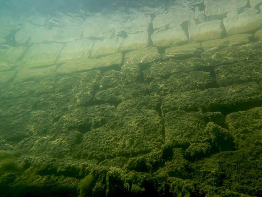 Un mur de la façade nord de la carrière de Scoufflény.