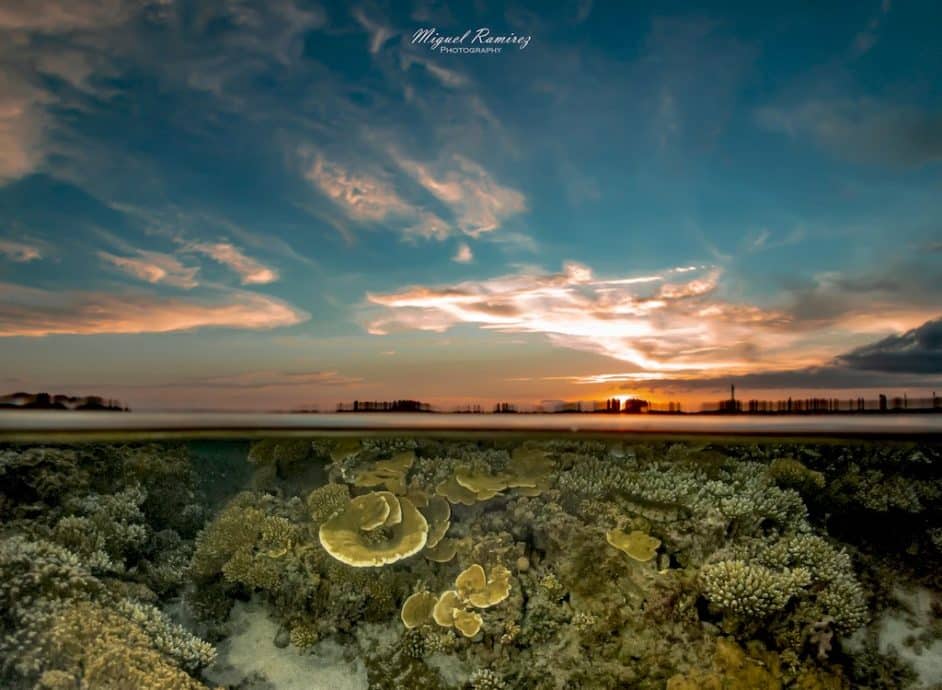Ambiance mi-air, mi-eau du lagon capturé par Miguel Ramirez lors du Sunset.