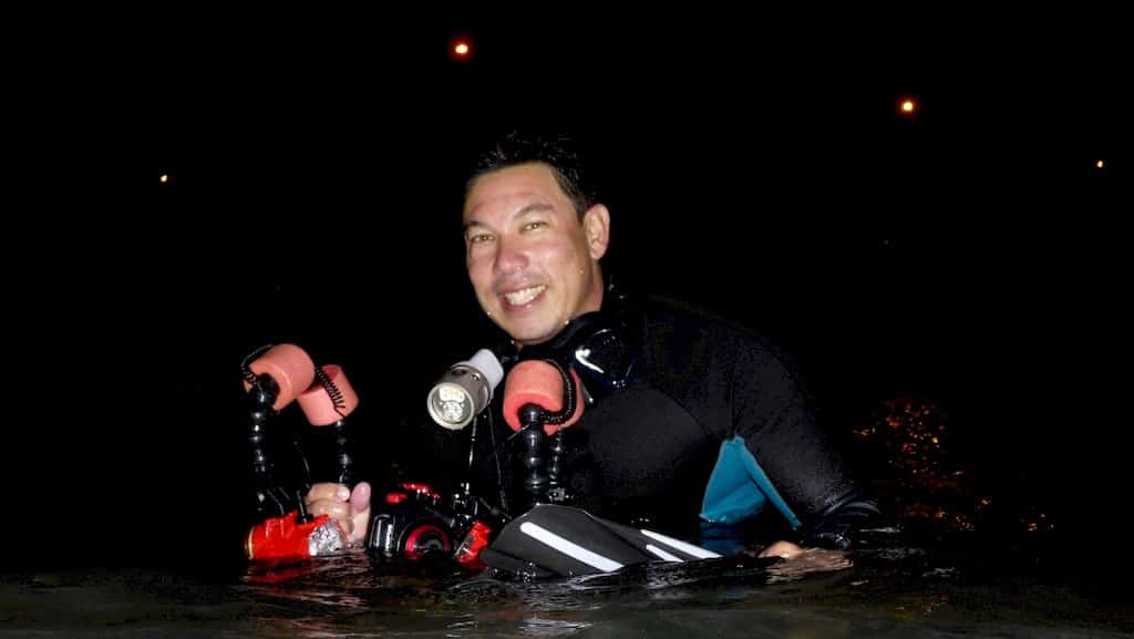 Miguel Ramirez de retour d'une sortie snorkeling de nuit dans le lagon.