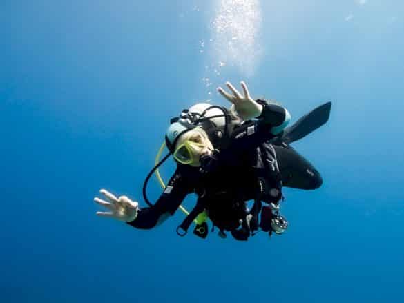 Plonger après un accouchement doit être envisagé avec précautions pour vivre de belles immersions comme cette plongeuse heureuse dans les eaux chaudes de la Mer Rouge.