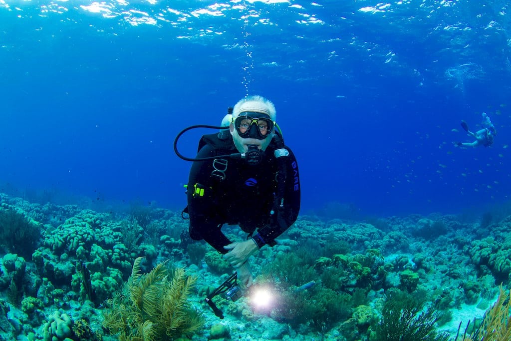 Didier dans les eaux de Bonaire avec sa combinaison VELOCITY Ultra de BARE.