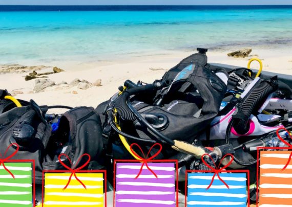 Du matériel de plongée devant la mer à Bonaire et des images de cadeaux.