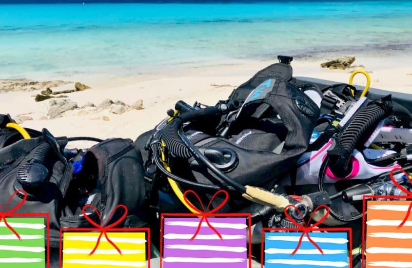 Du matériel de plongée devant la mer à Bonaire et des images de cadeaux.