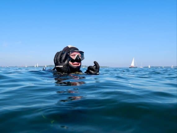 Ce plongeur se prépare pour une plongée solo en Zélande.