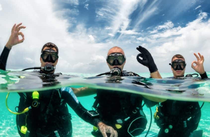 L'autonomie en plongée peut être relative en plongeant en palanquée comme ces trois plongeurs