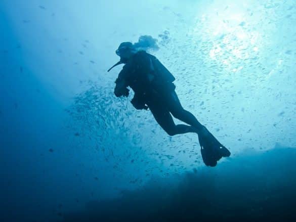 Un plongeur s'apprête à faire une de ses plongées profondes à l'air de l'année.