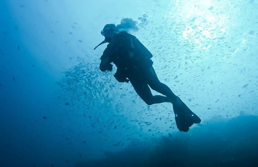 Un plongeur s'apprête à faire une de ses plongées profondes à l'air de l'année.