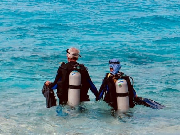 Plongée et ménopause demande parfois du soutien comme pour cette dame aidée par son mari à entrer dans l'eau à Bonaire.