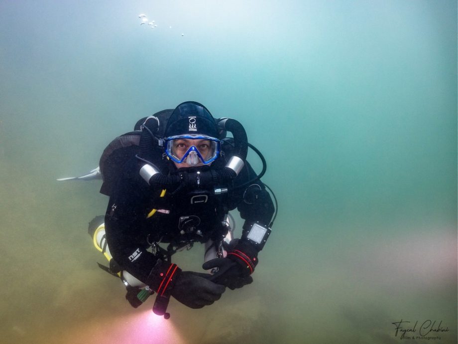 Hélène Adam plongeant avec le recycleur Horizon de Mares.