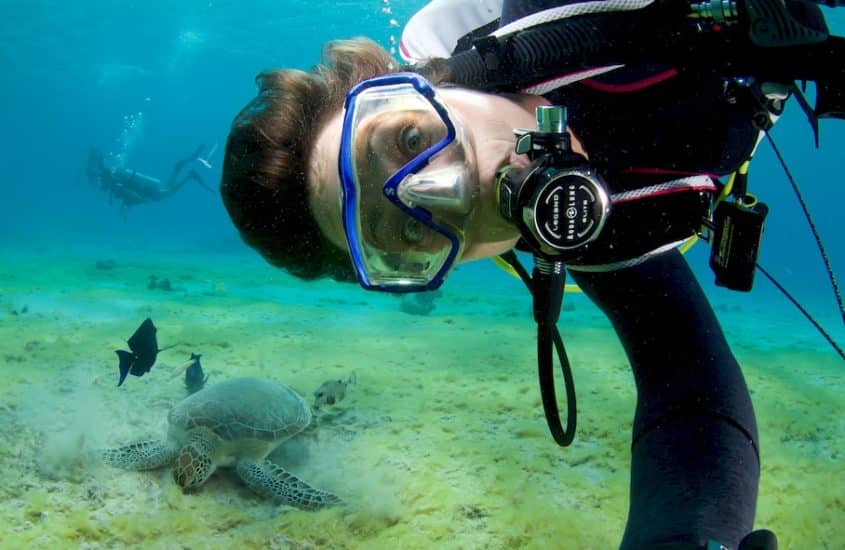 Les rêves de plongeurs se résument parfois à rencontrer une tortue comme Hélène ici dans les eaux de Bonaire.