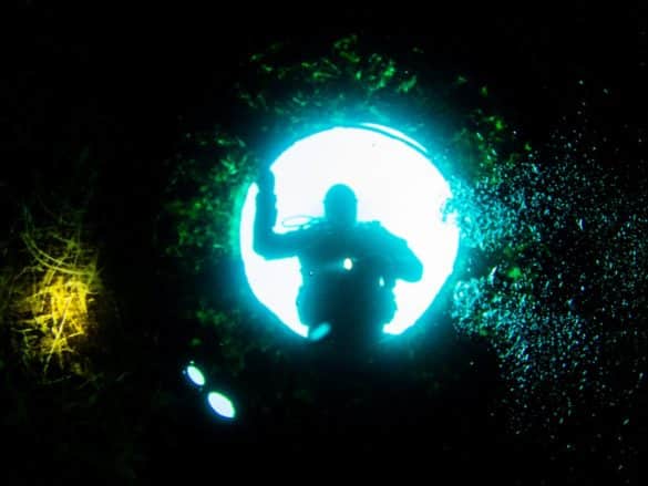 Mentir en plongée peut amener à des conséquences fâcheuses comme pour ce plongeur perdu dans le noir.
